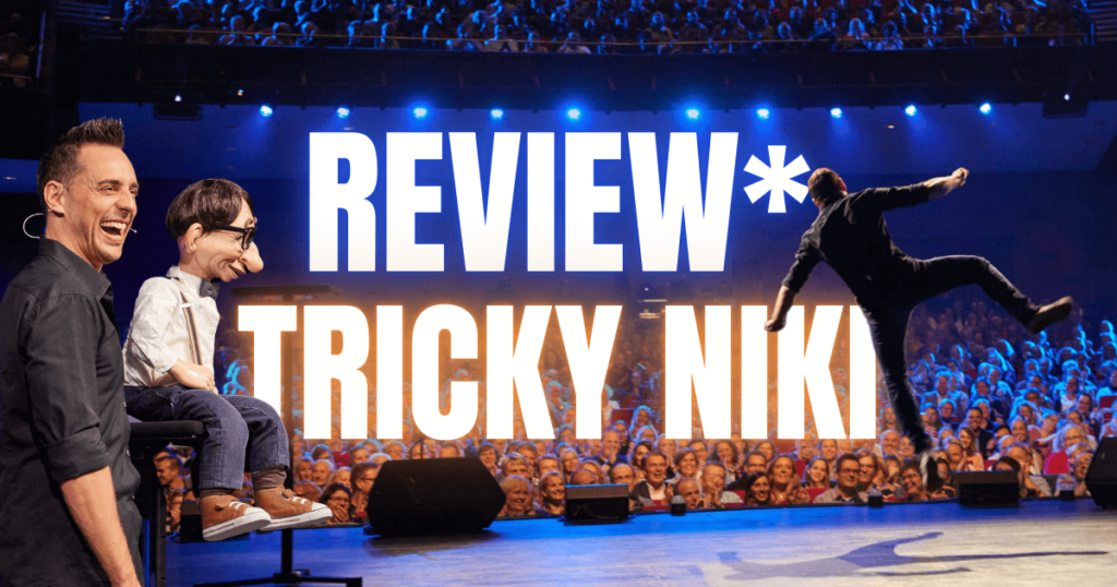 Blog Header mit Neonschrift Review Tricky Niki mit Publikum im Hintergrund