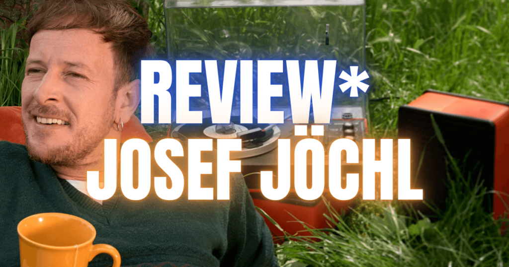 Blog Header mit Neonschrift Review Josef Jöchl, im Hintergrund liegt Josef Jöchl im Gras