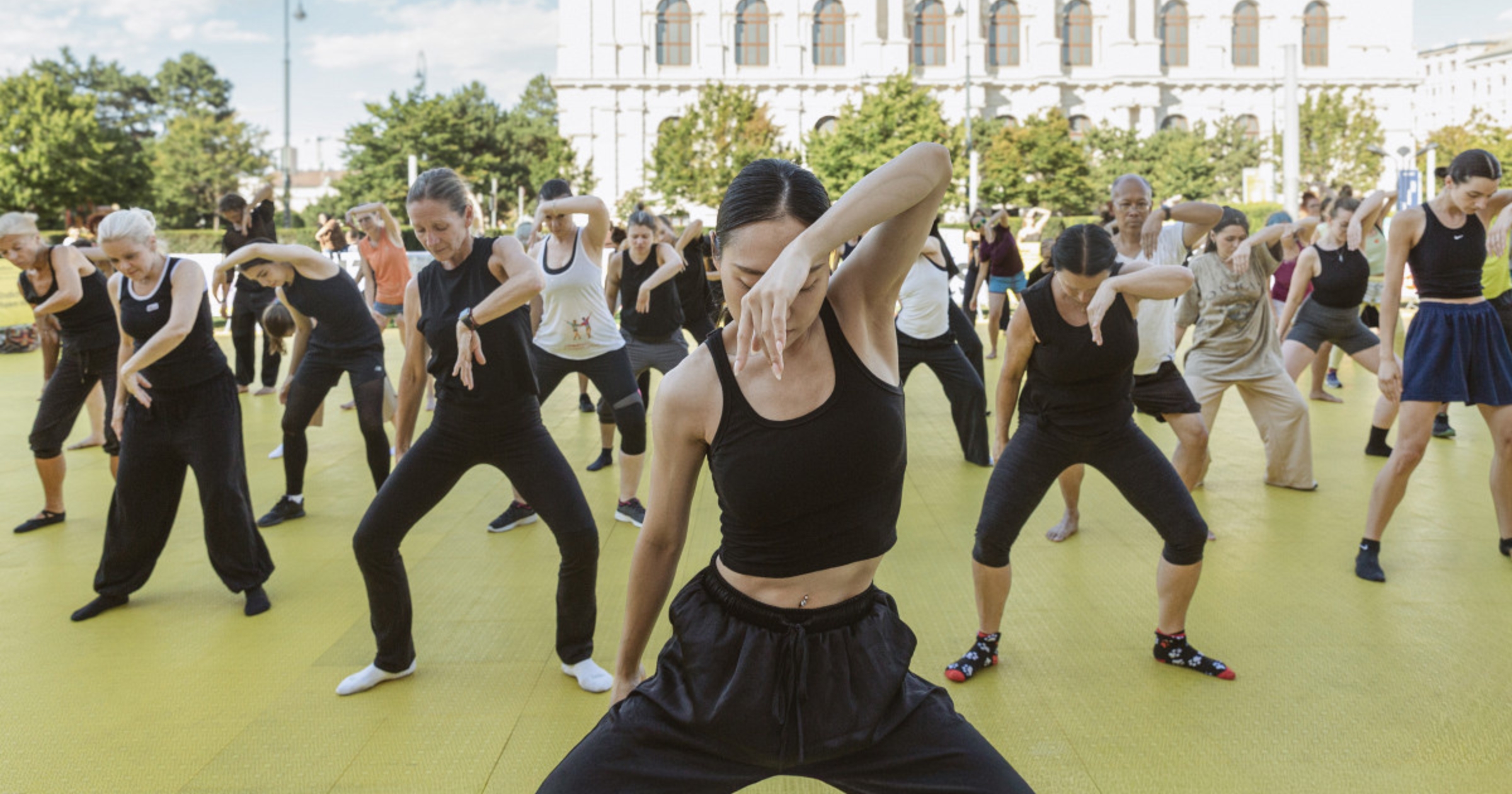 Der gelbe Tanzboden in Wien – Eröffnung der ImPulsTanz Public Moves